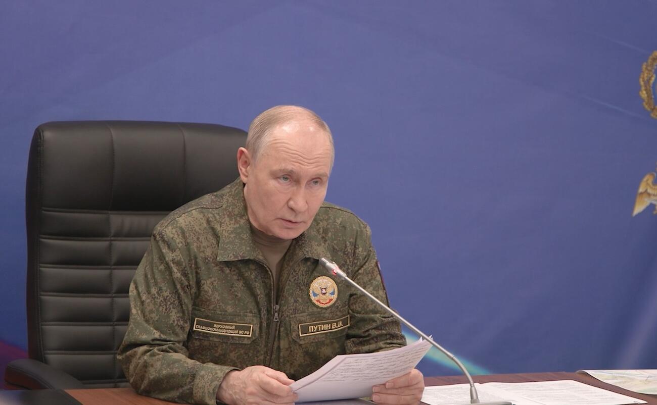 3日、ロシア軍の司令部を訪れたプーチン大統領（ロシア大統領府提供・共同）