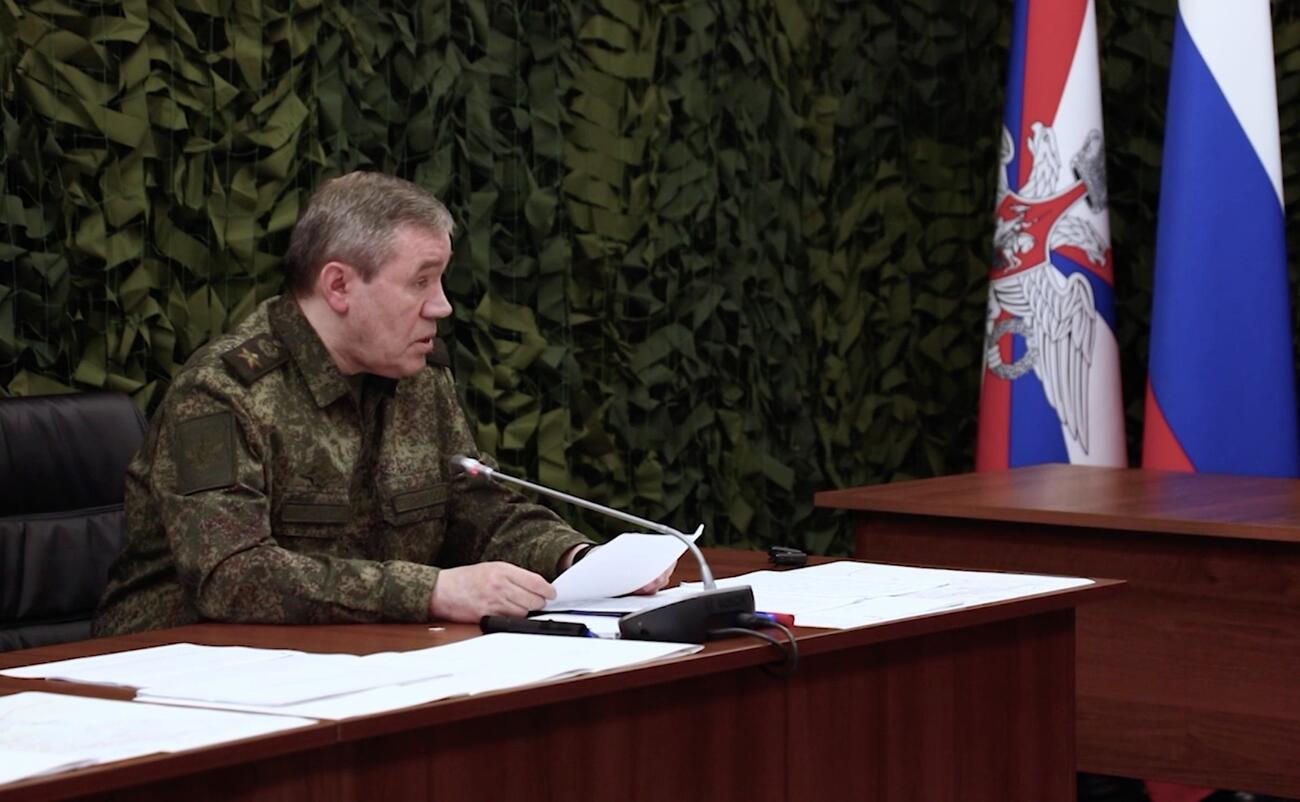 報告するロシア軍のゲラシモフ参謀総長＝3日（ロシア大統領府提供・共同）