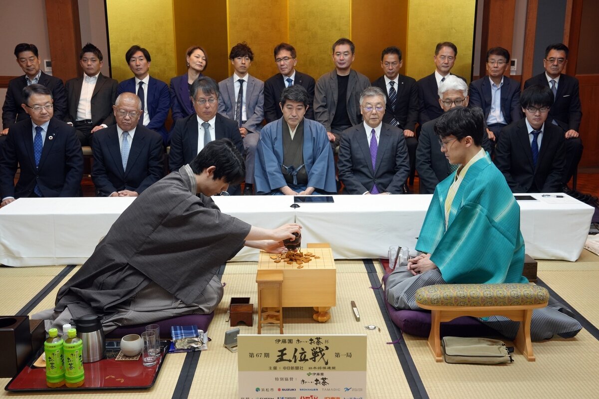 王位戦7番勝負第1局に臨む藤井聡太王位（左）と伊藤匠2冠（日本将棋連盟提供）