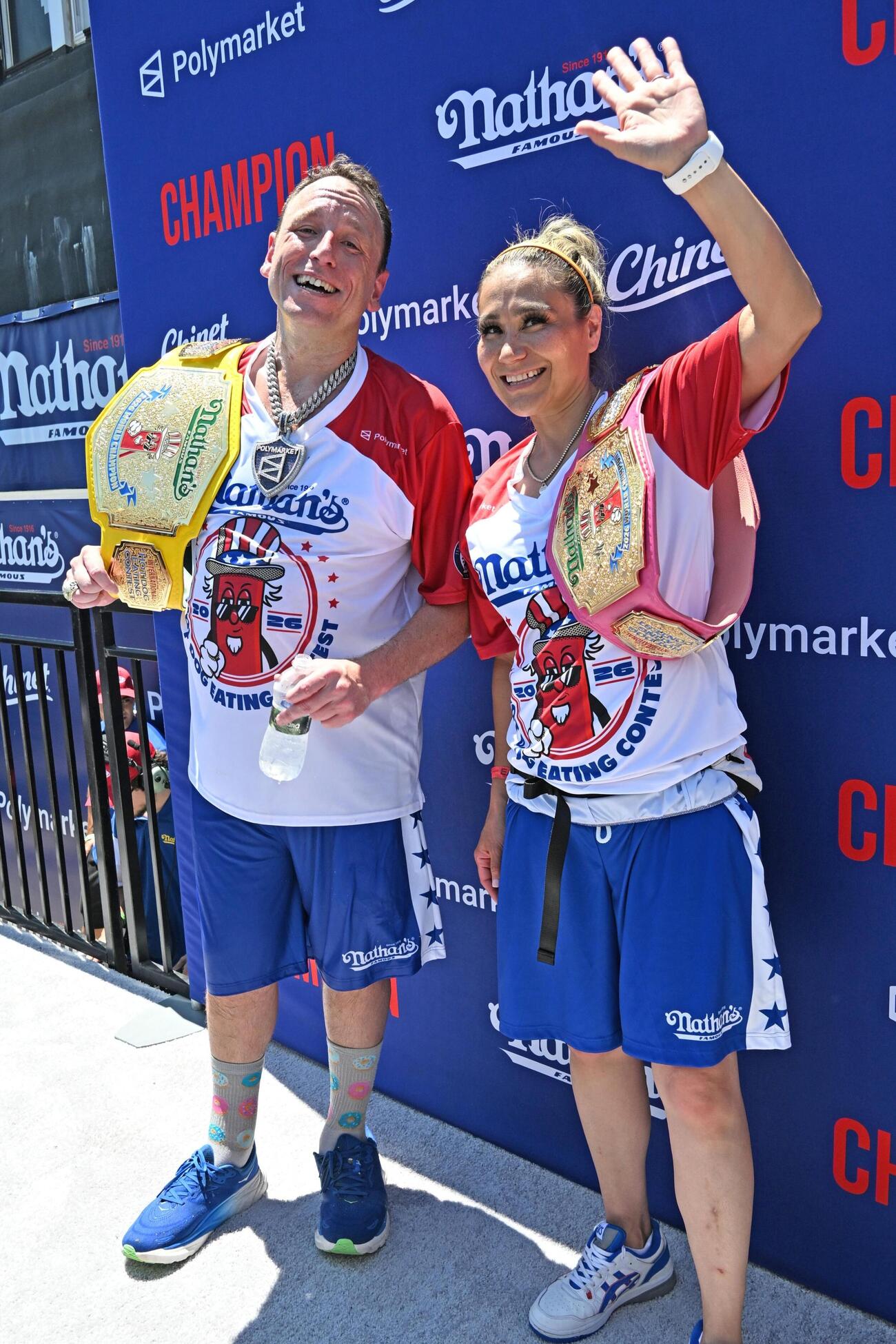 ホットドッグ早食い大会で優勝した須藤美貴さん（右）とジョーイ・チェスナットさん（共同）