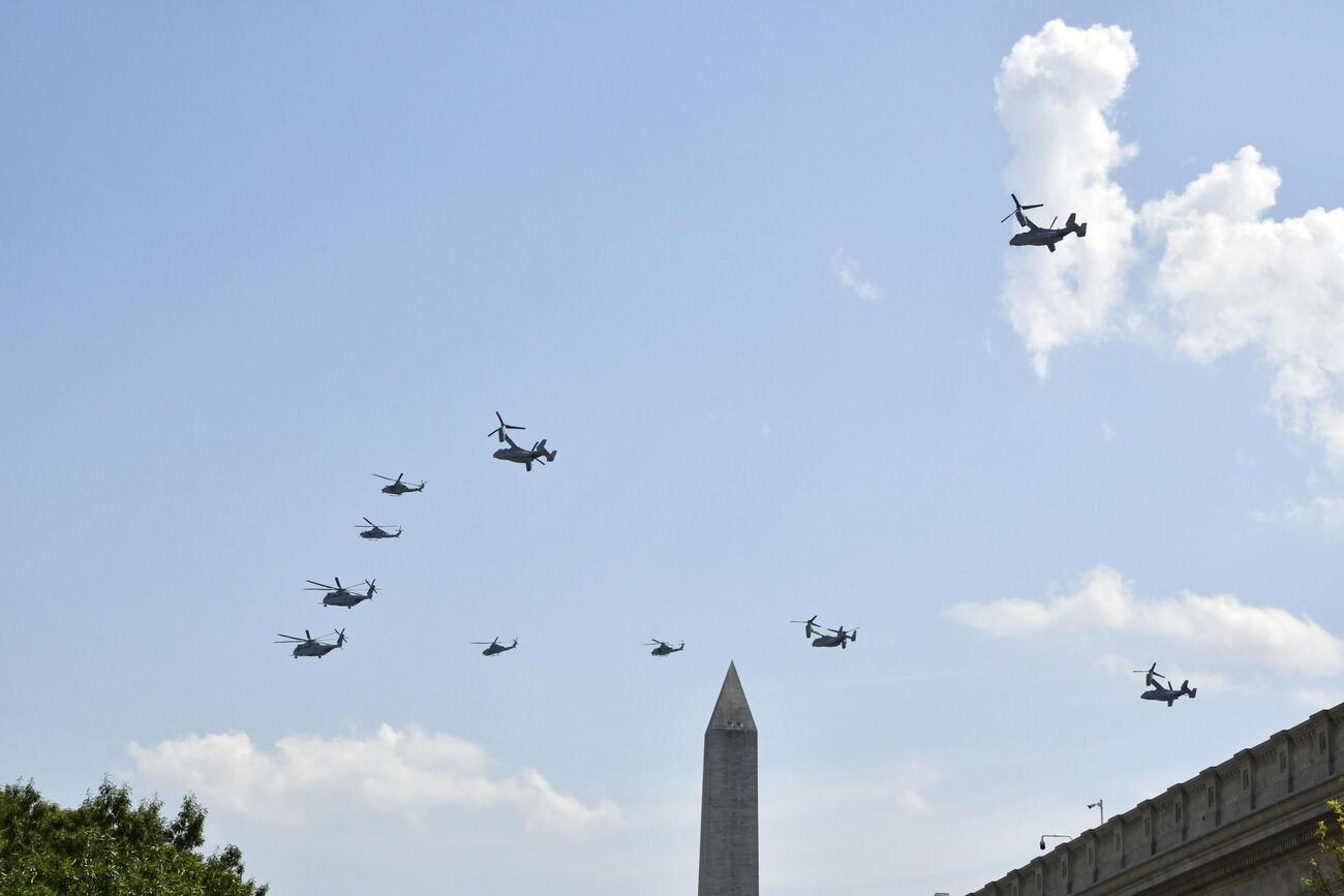 4日、建国250年の祝賀行事の一環で、米ワシントン上空を飛行する米軍機（共同）