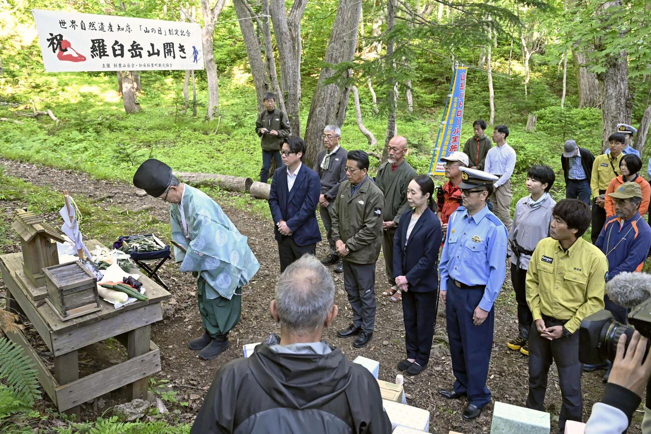 羅臼岳の岩尾別登山口で行われた山開きの神事（共同）