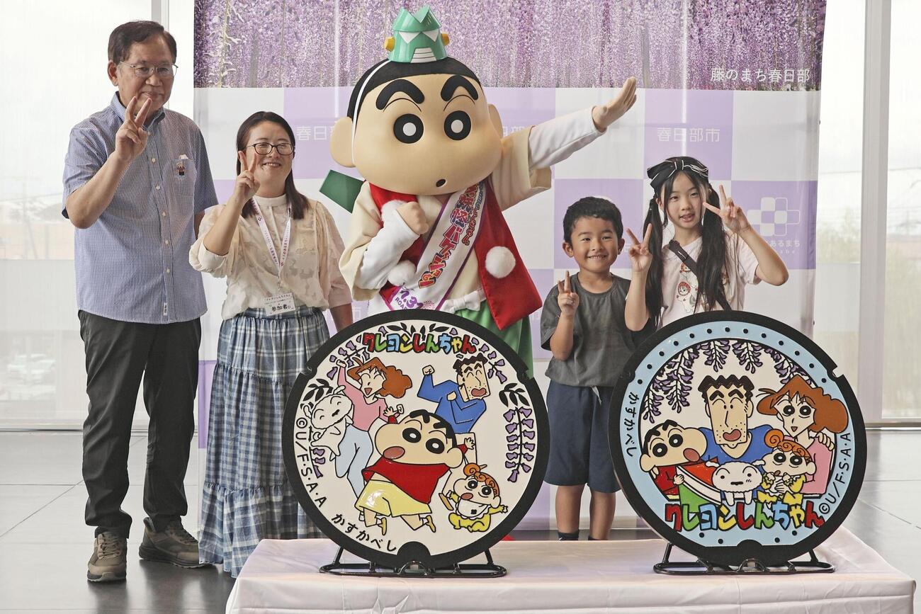 お披露目イベントで記念撮影する新井葵唯さん（右端）と家族＝5日午前、埼玉県春日部市(共同)