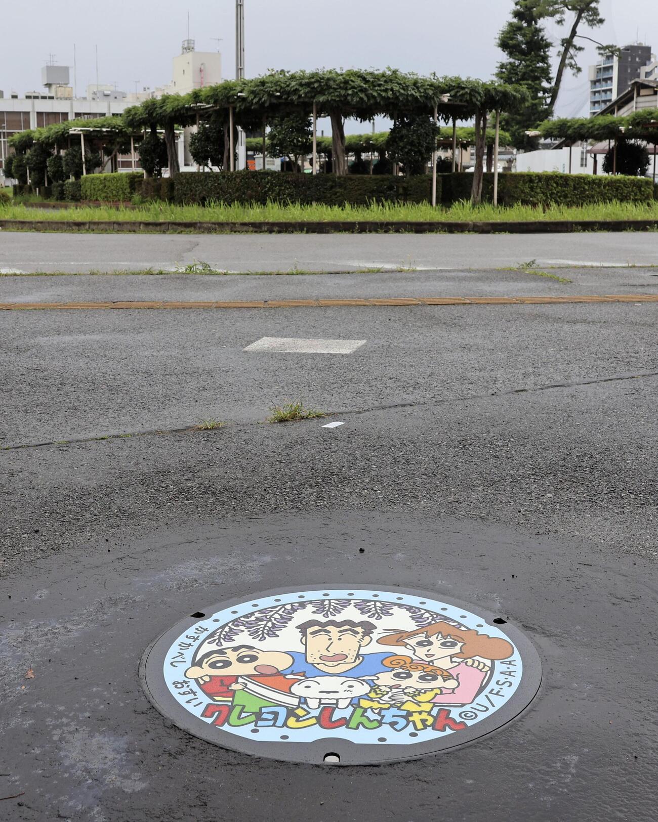 東武鉄道春日部駅近くに設置された、アニメ「クレヨンしんちゃん」が描かれたマンホール＝5日、埼玉県春日部市(共同)