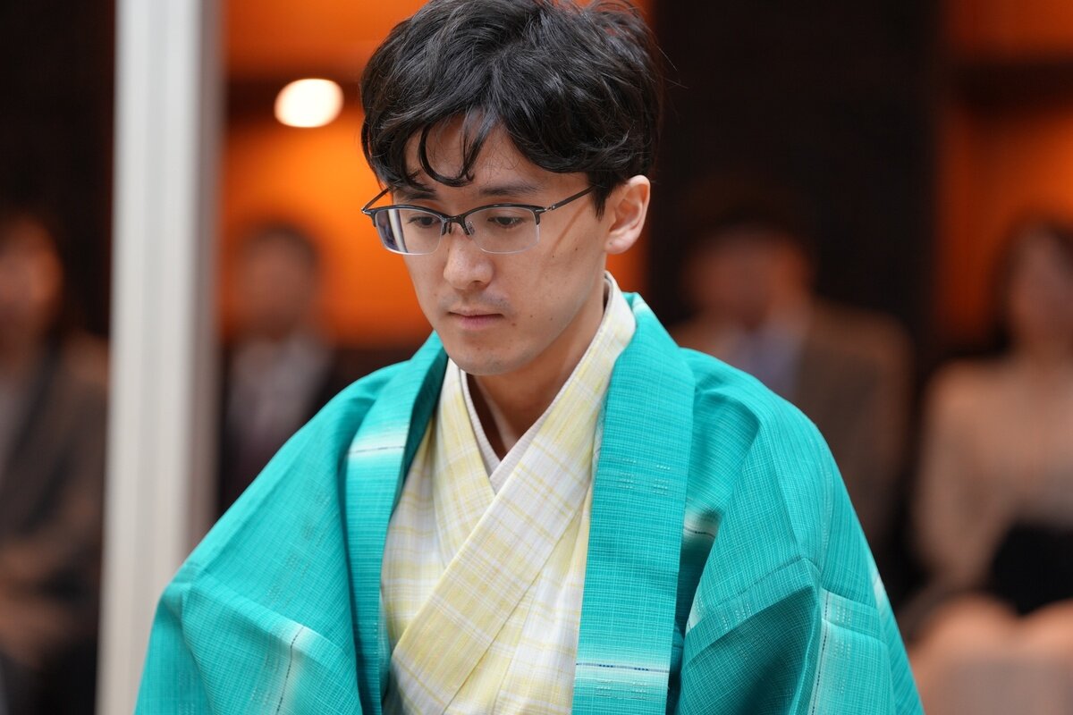 王位戦初登場初勝利を目指す伊藤匠2冠（日本将棋連盟提供）