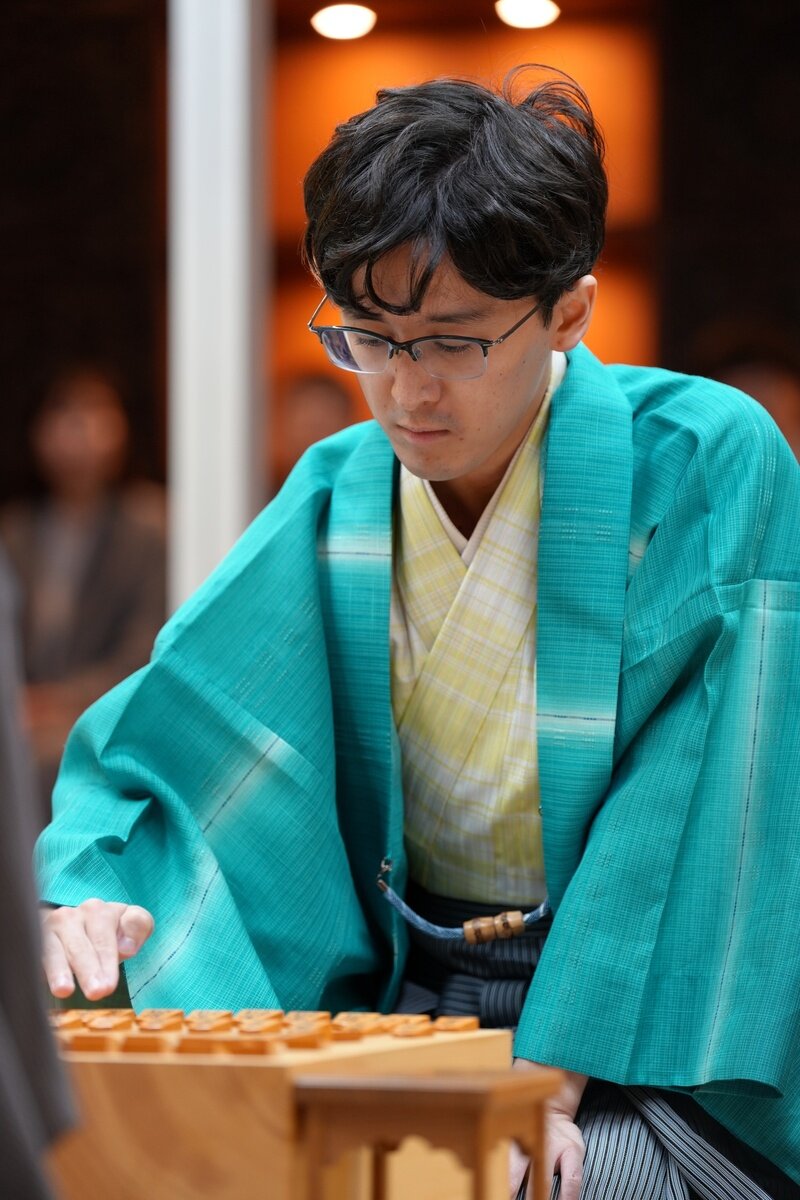 第1局を制した伊藤匠2冠（日本将棋連盟提供）