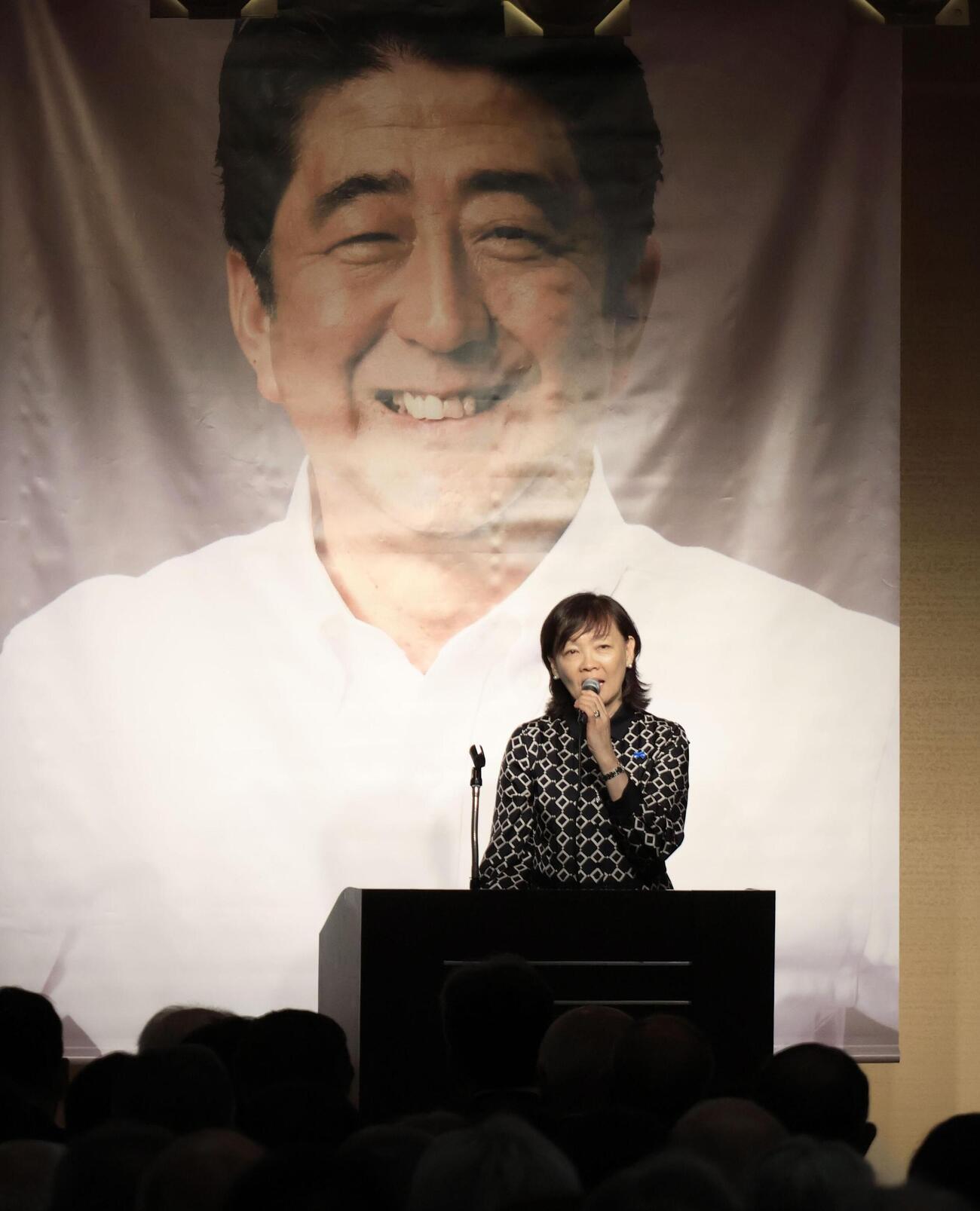 安倍元首相をしのぶ会で、あいさつする妻昭恵さん（共同）