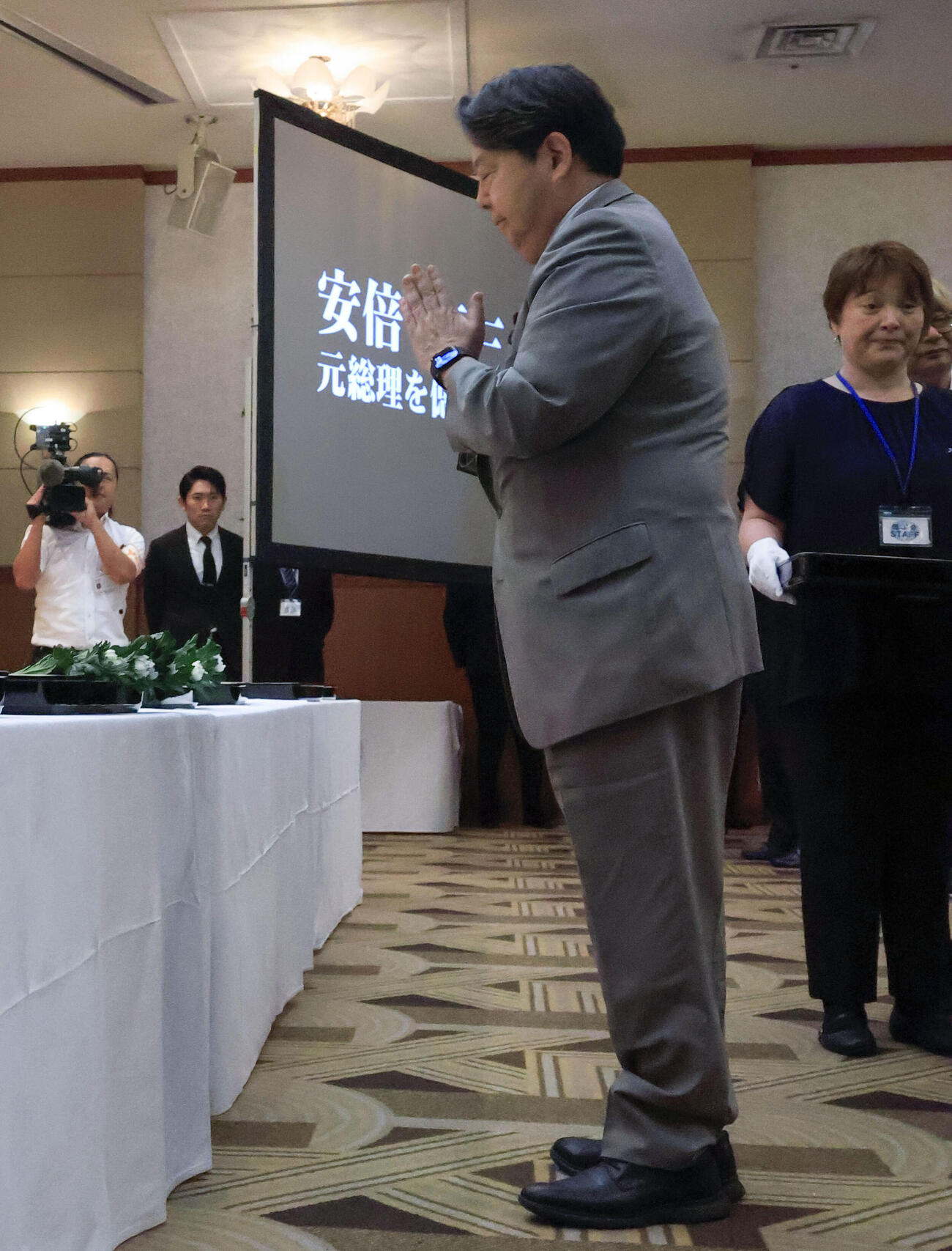 安倍元首相をしのぶ会で、手を合わせる林総務相（共同）