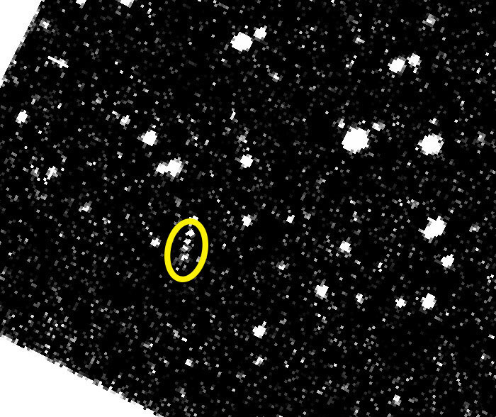 はやぶさ2が撮影した小惑星トリフネ（円内、6月20～21日にかけて連続撮影した写真を合成、JAXA／千葉工業大学／日本スペースガード協会提供）
