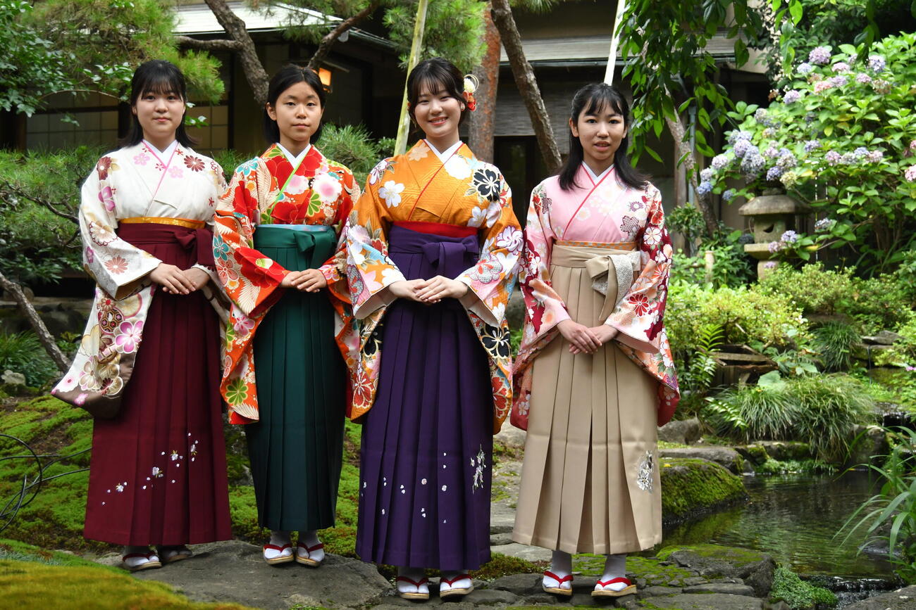 「白瀧らんか杯」に出場した高山希々花初段、張心澄二段、竹下奈那初段、柳原咲輝二段（左から）