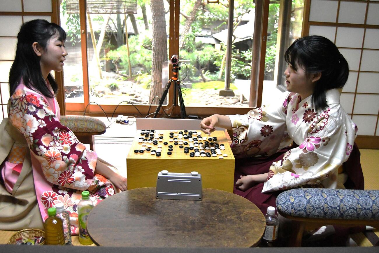 決勝は柳原咲輝二段（左）が高山希々花初段（右）を下して優勝