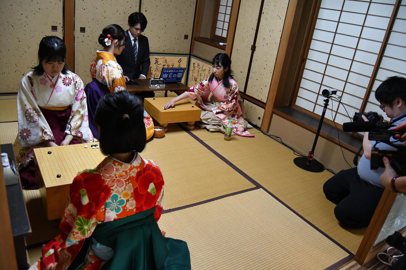 1回戦は手前張心澄二段対高山希々花初段、奥が竹下奈那初段対柳原咲輝二段（左から）
