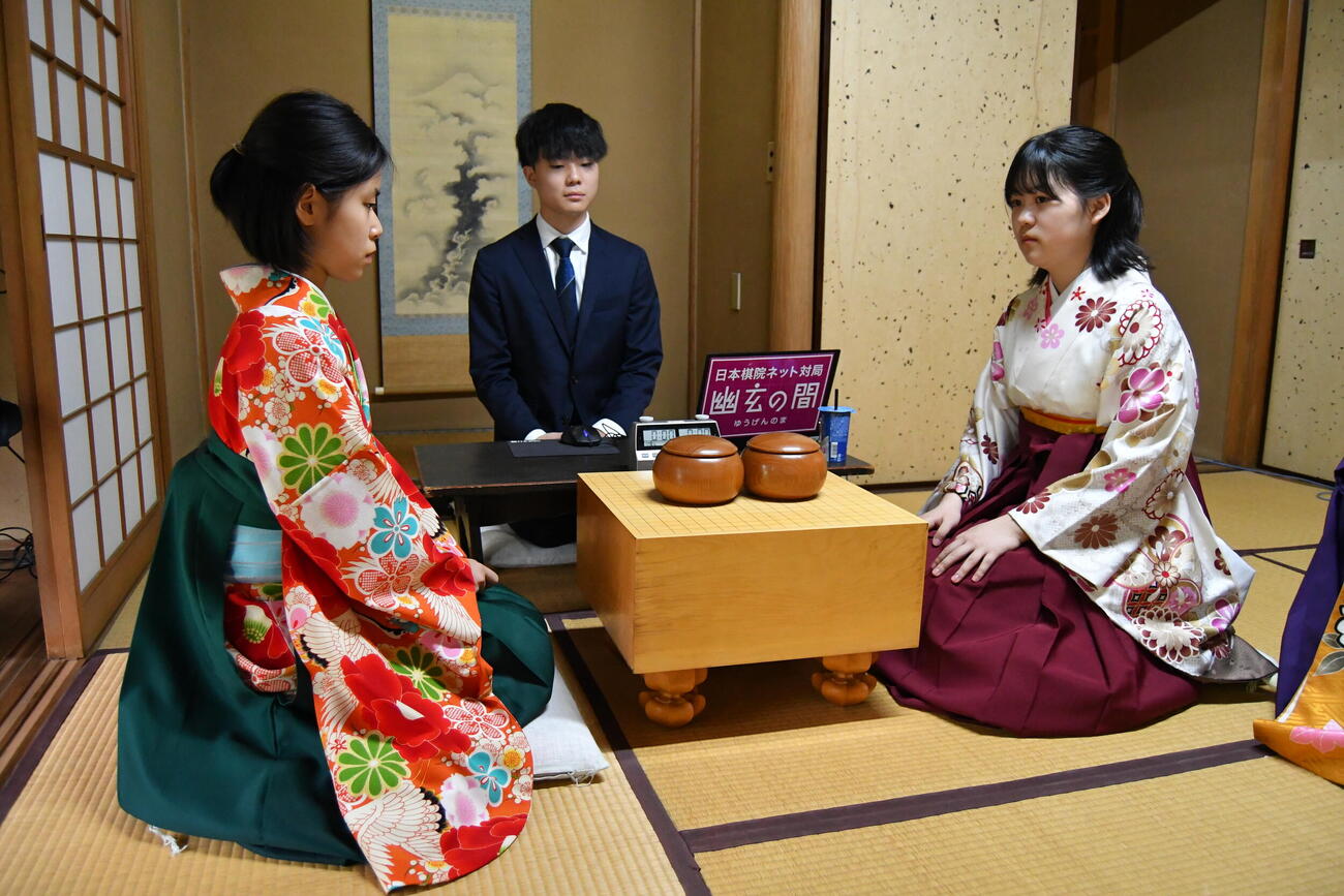 1回戦で戦った張心澄二段（左）対高山希々花初段（右）