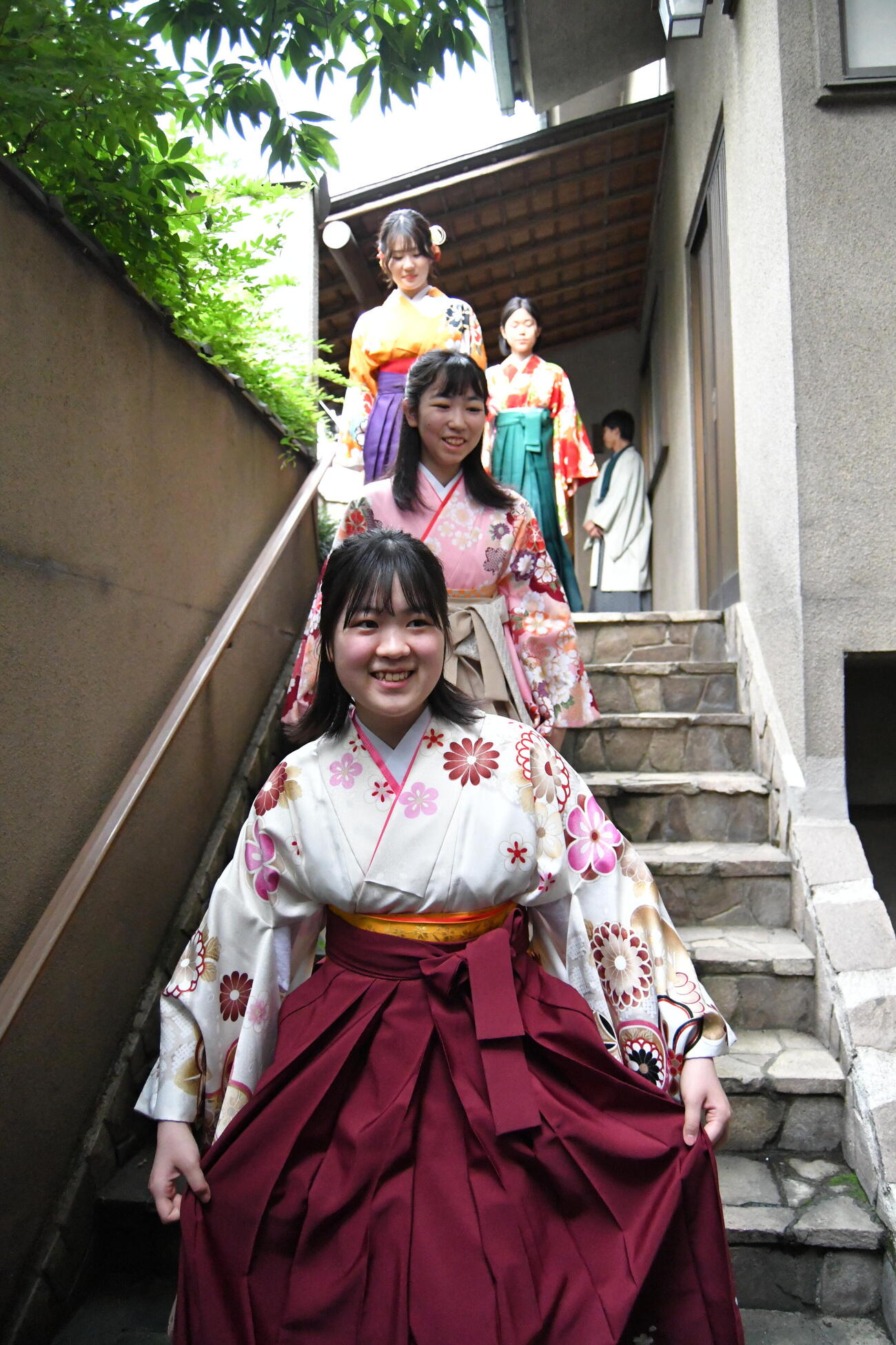 対局を終えて表彰式上に向かう高山希々花初段、柳原咲輝二段、竹下奈那初段、張心澄二段（手前から）