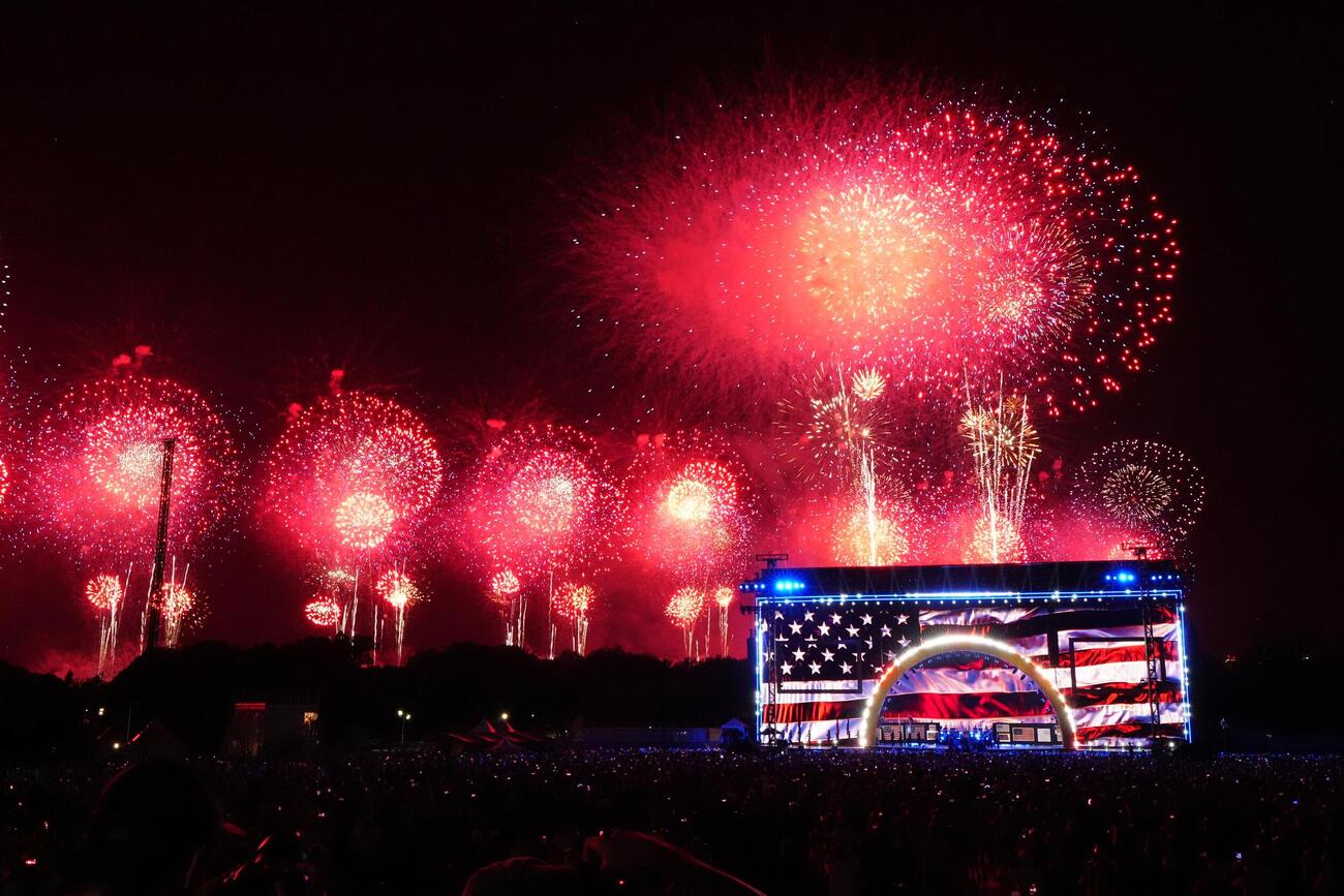米ワシントンで開かれた建国250年を祝う行事で打ち上げられた花火（AP＝共同）