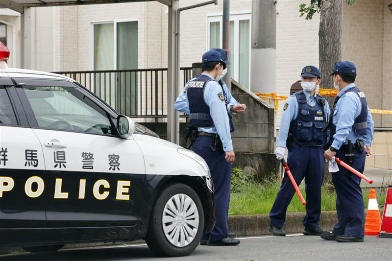 事件があった住宅付近を警戒する警察官（共同）