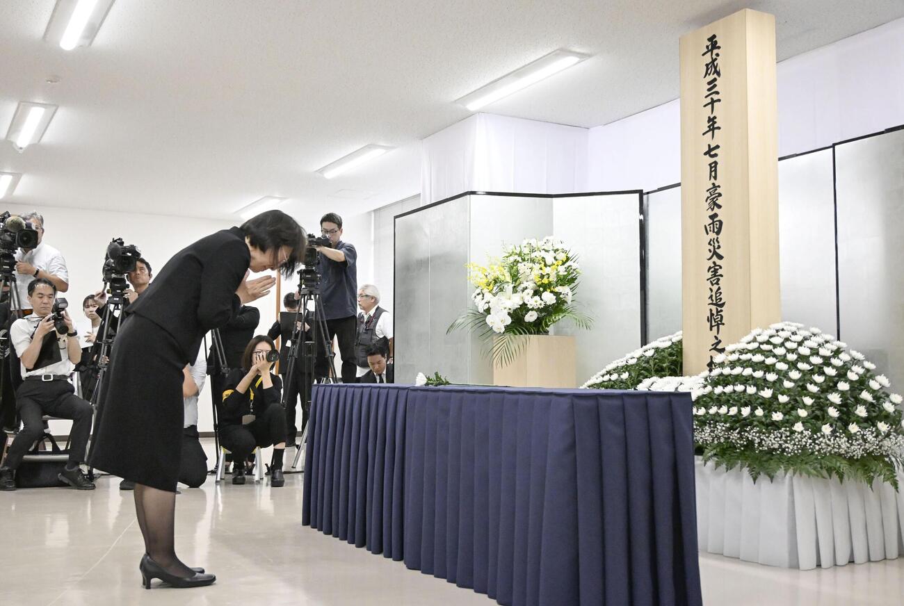西日本豪雨から8年となり、岡山県倉敷市真備町地区で献花し手を合わせる伊東香織市長（共同）