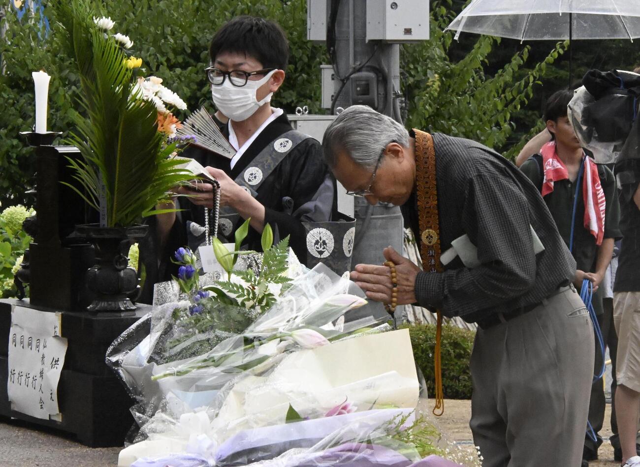 西日本豪雨から8年、広島県坂町小屋浦地区の公園で犠牲者を悼み手を合わせる地元住民（共同）