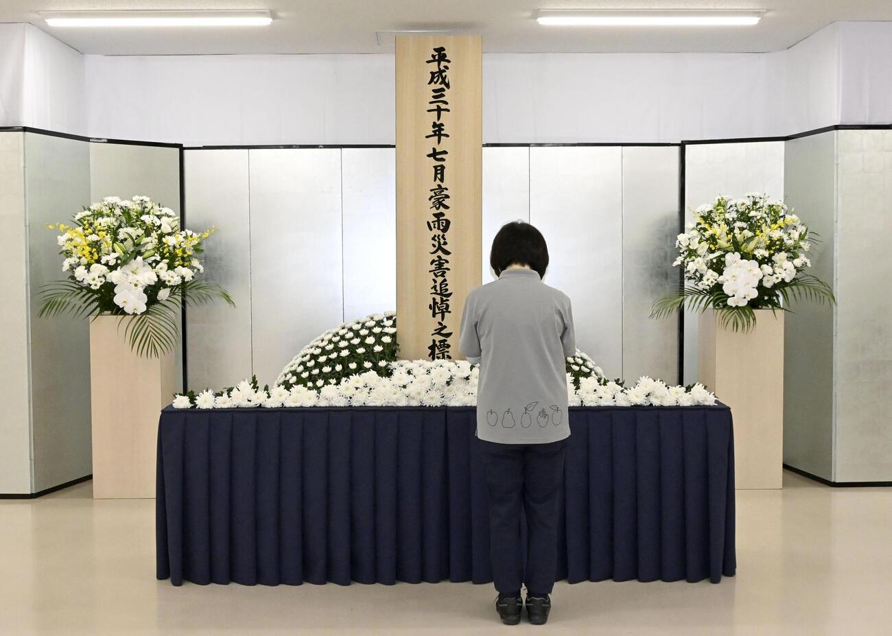 西日本豪雨から8年となり、岡山県倉敷市真備町地区で献花する人（共同）