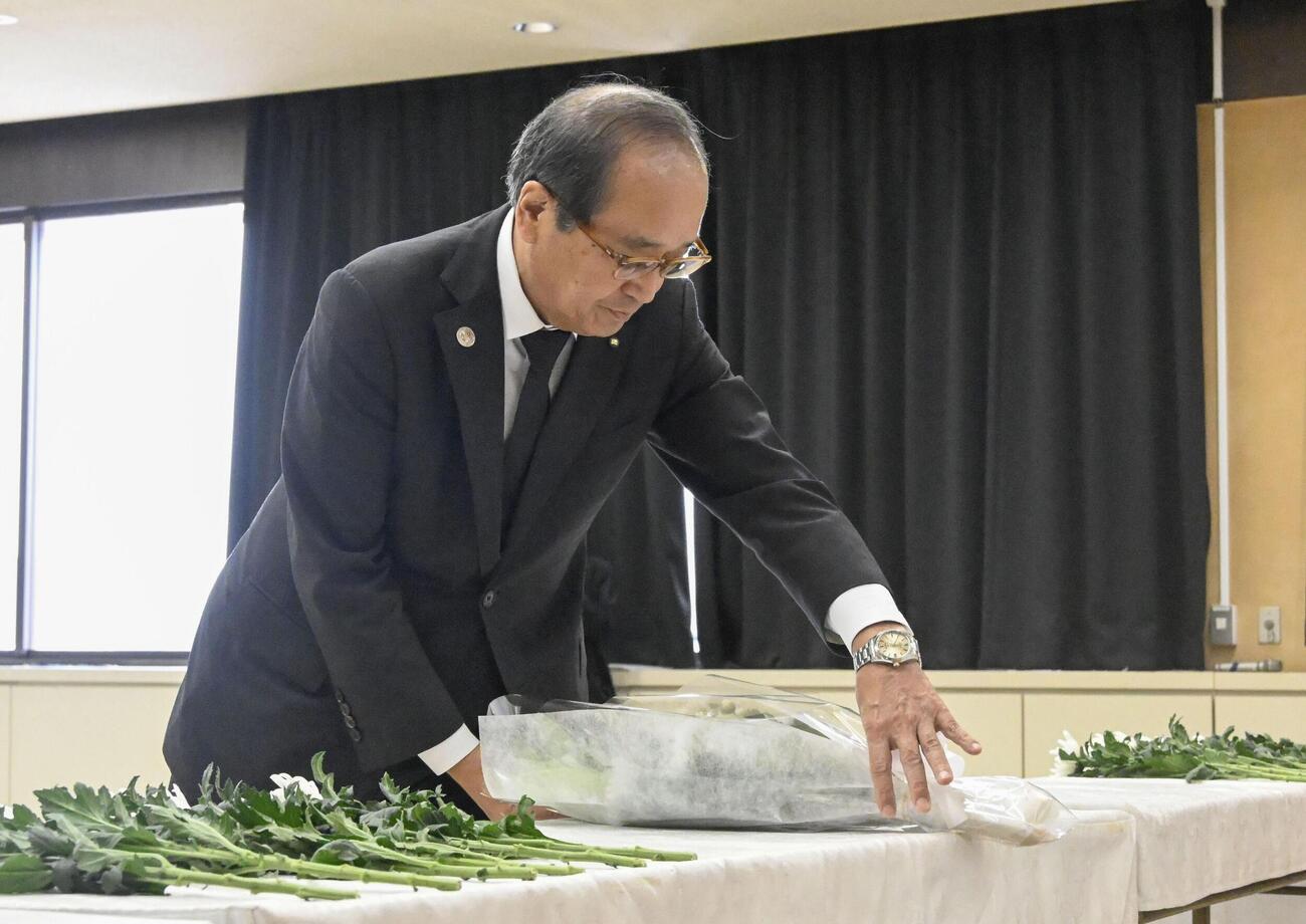 広島市安芸区で献花する松井一実市長（共同）