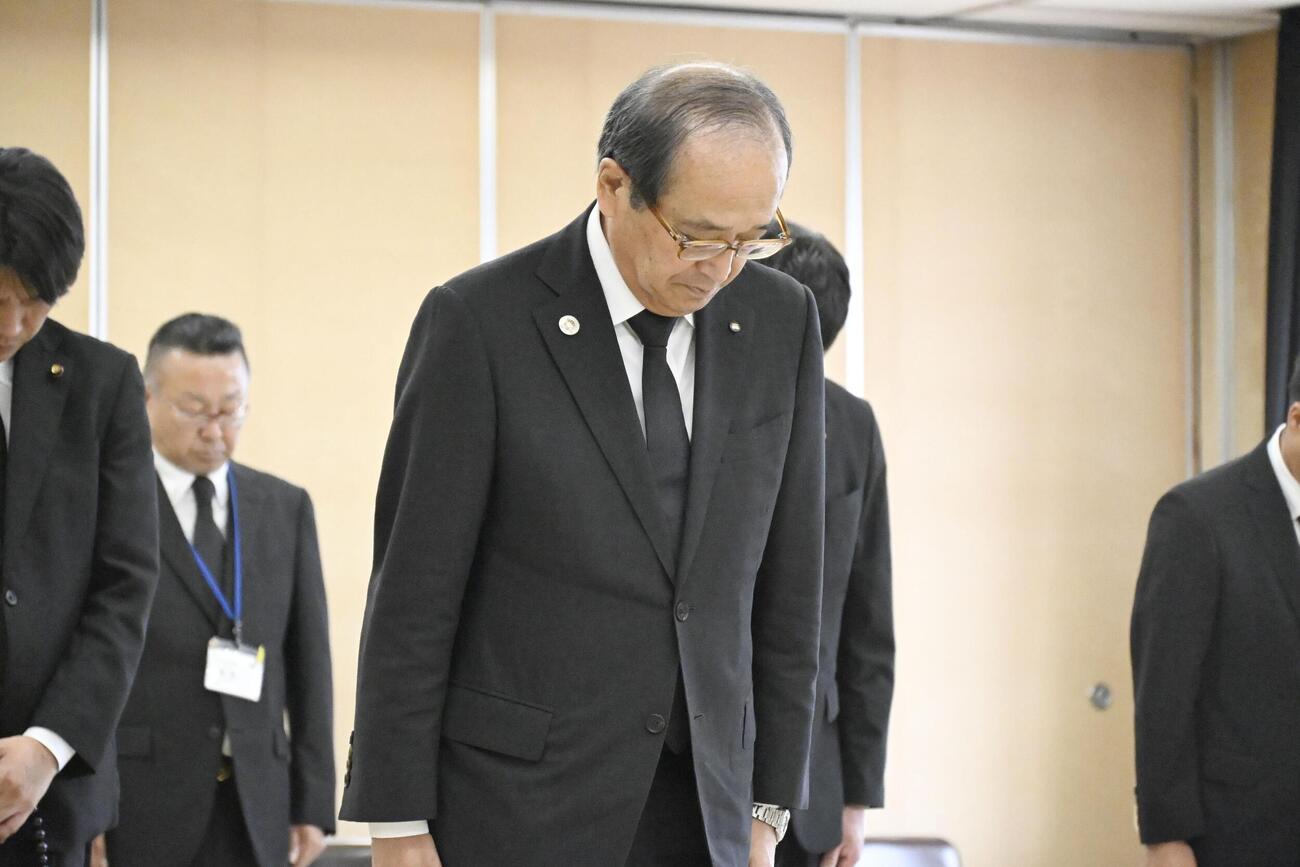 広島市安芸区に設けられた献花台の前で黙とうする松井一実市長ら（共同）
