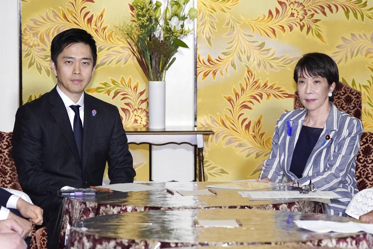 党首会談に臨む高市首相（右）と日本維新の会の吉村代表（共同）