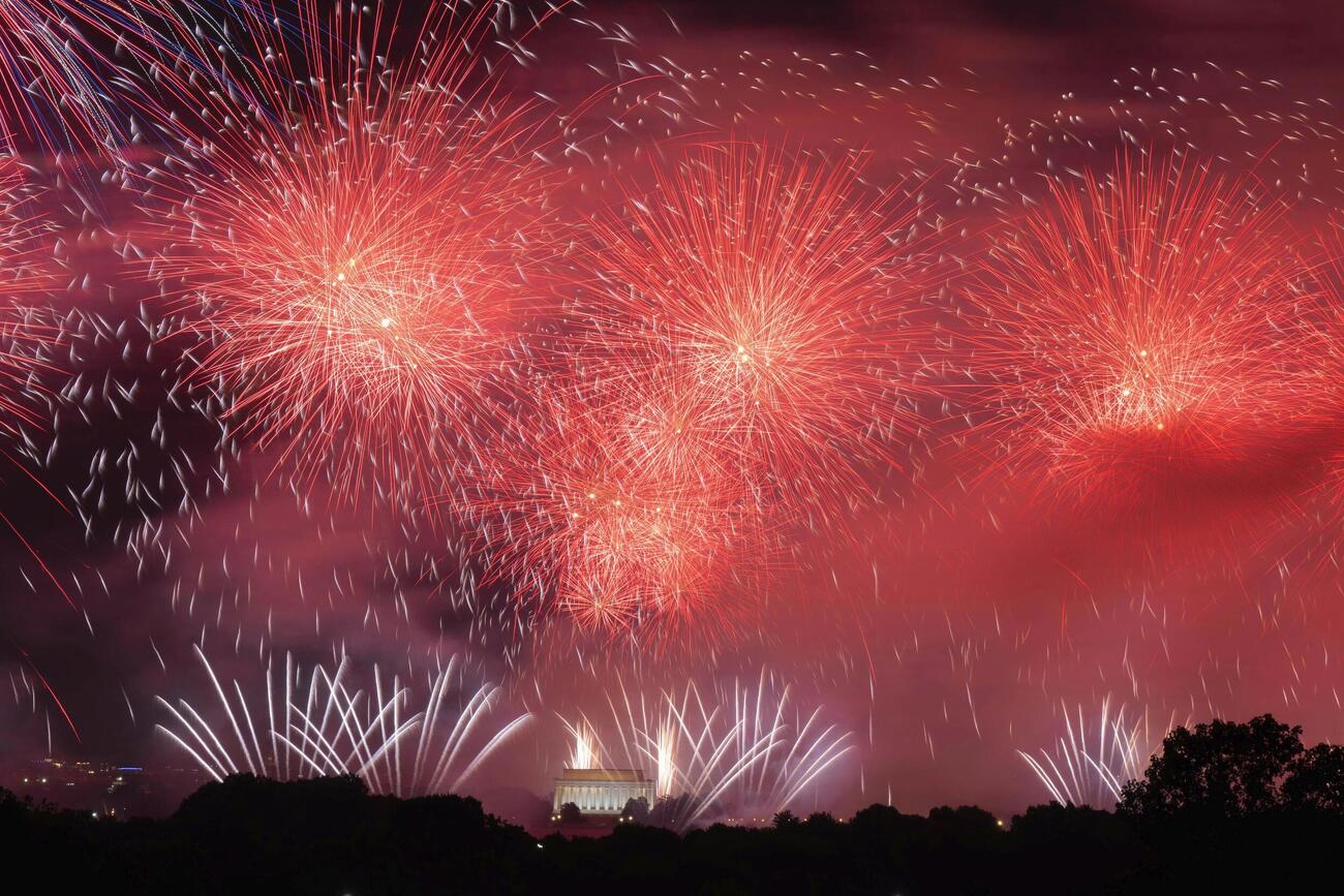 5日、米首都ワシントンで開かれた建国250年祝賀行事に合わせて打ち上げられた花火（AP＝共同）