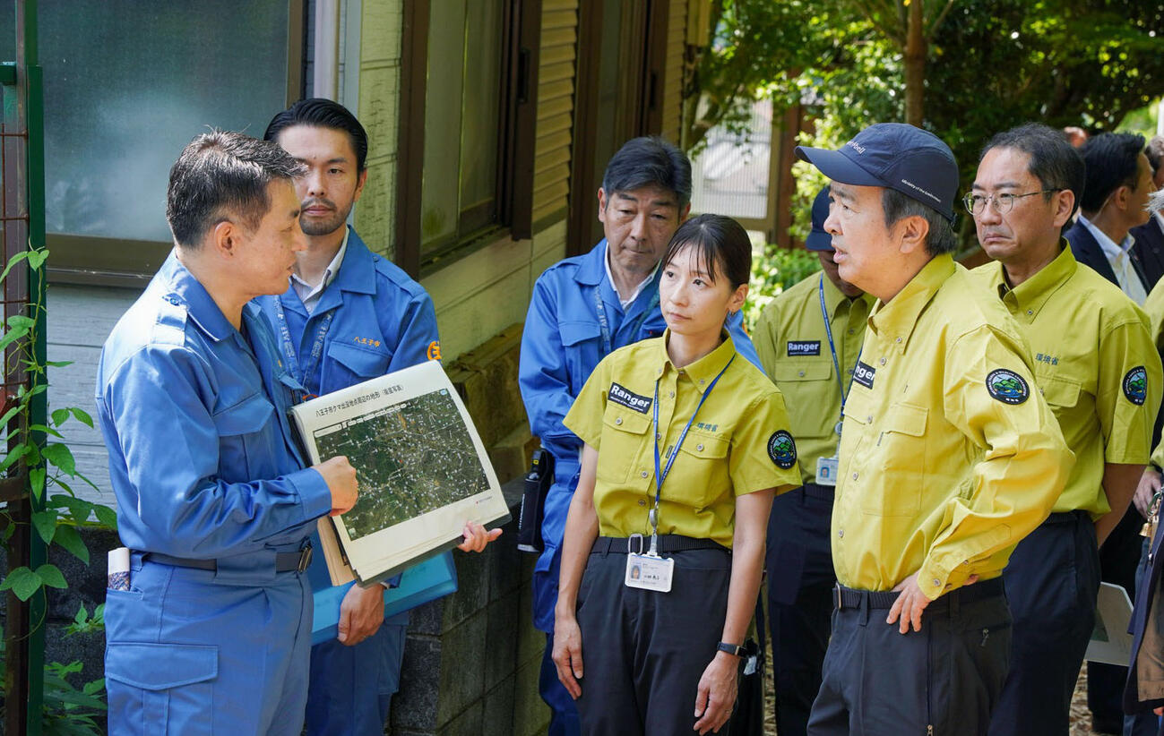 クマが目撃された東京都八王子市の現場を視察する石原環境相（右手前）（八王子市提供＝共同）