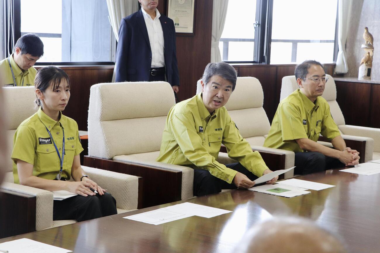 東京都八王子市の幹部らとクマ対策について意見交換する石原環境相（中央、共同）