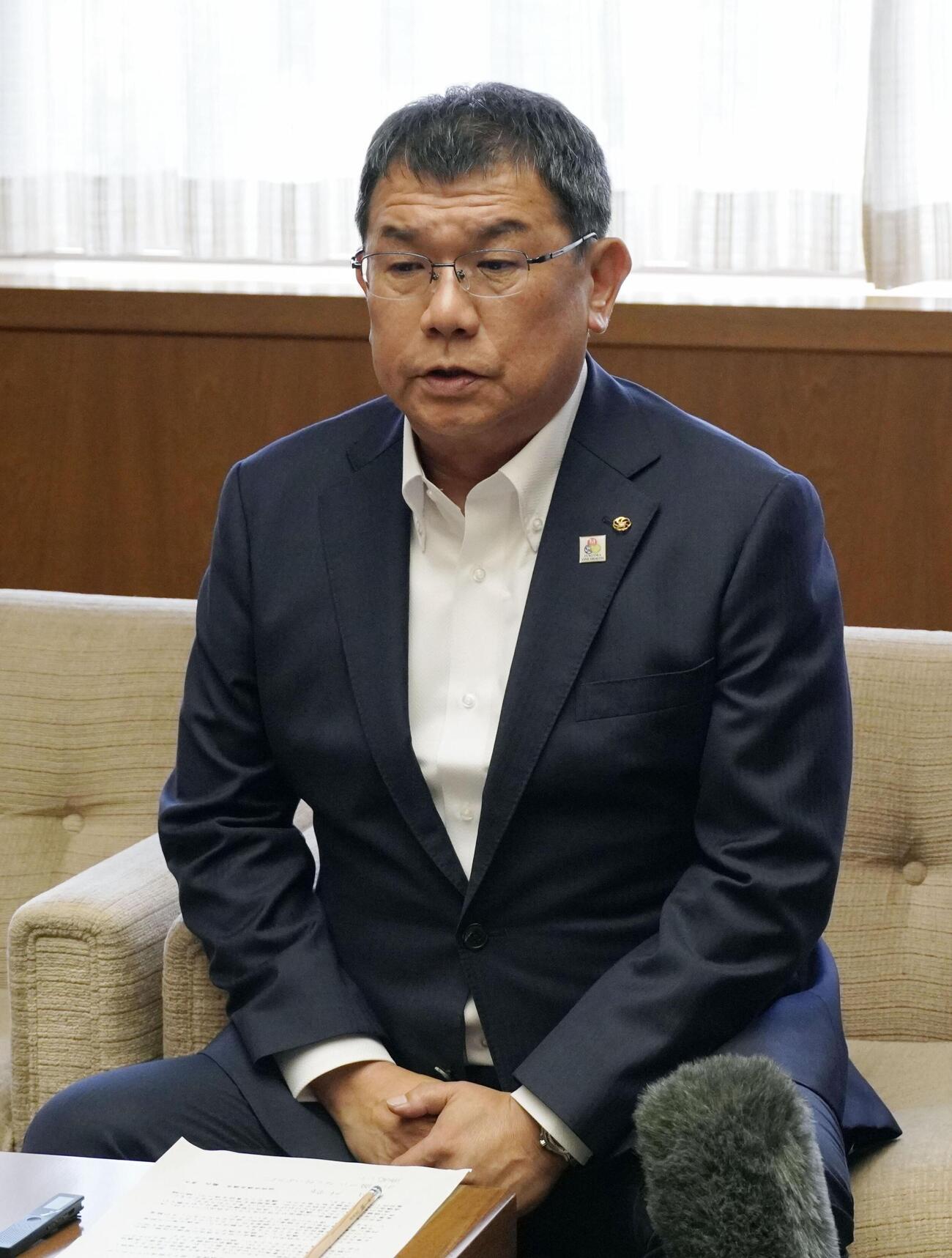 会合後、記者団の取材に応じる福岡県議会の中尾正幸副議長＝8日午後、福岡市(共同)