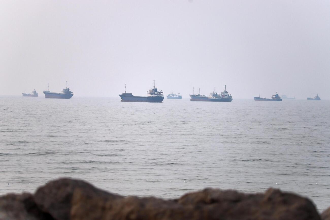 イラン沖のホルムズ海峡に浮かぶ商船（イラン学生通信提供・AP＝共同）