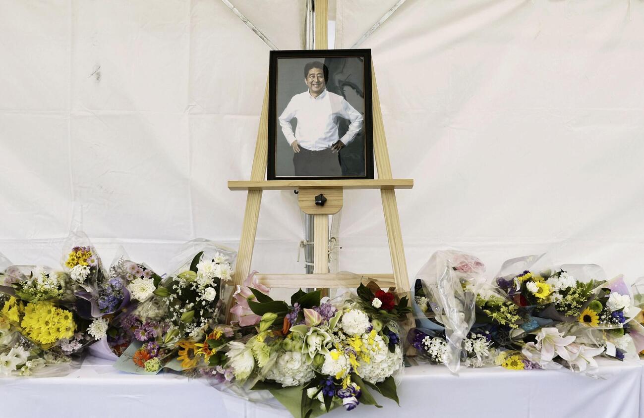 安倍元首相銃撃事件から4年、奈良市の現場付近に設置された献花台（共同）