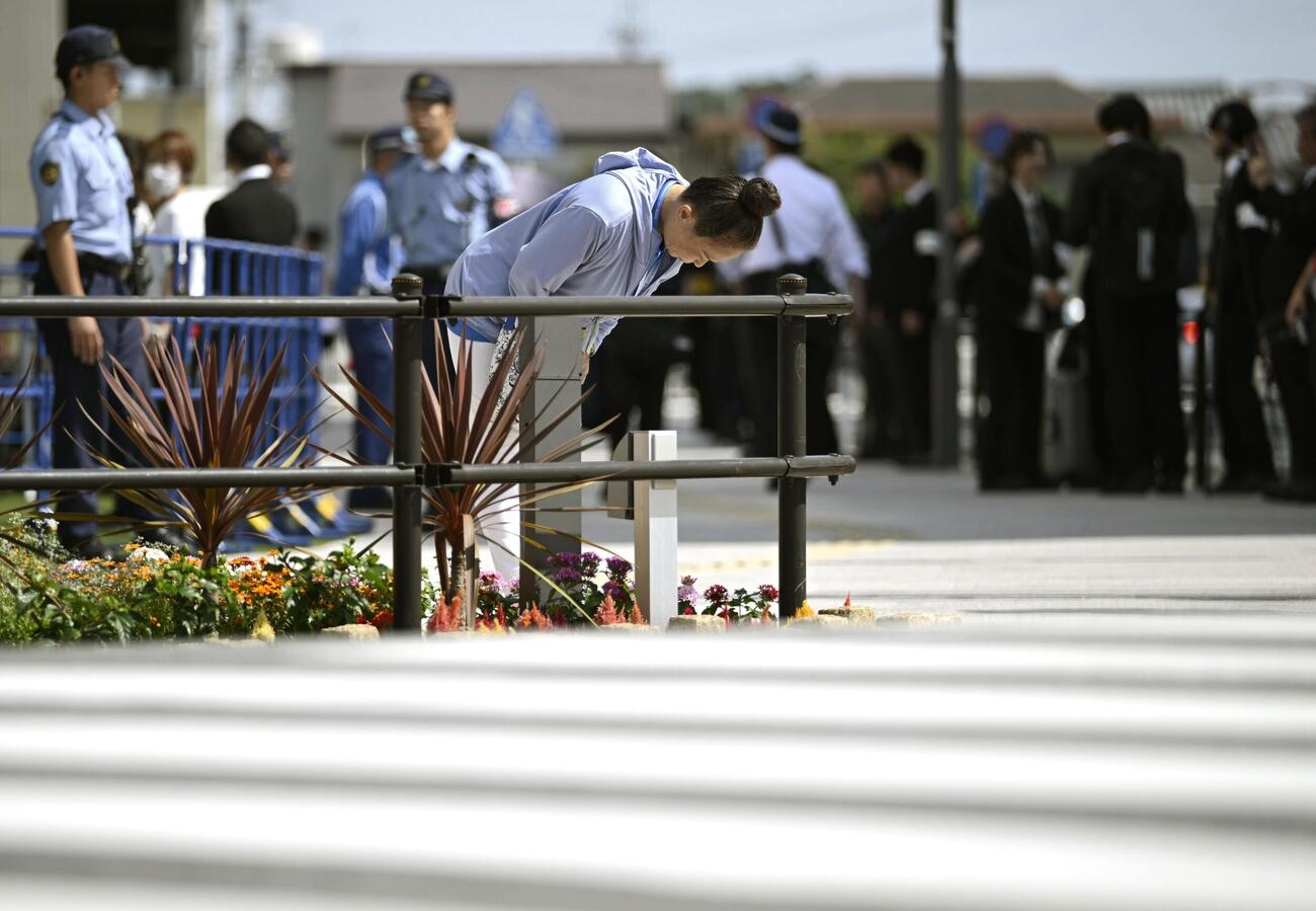 安倍元首相銃撃事件から4年、現場付近で深々と一礼する女性＝8日午前、奈良市（共同）