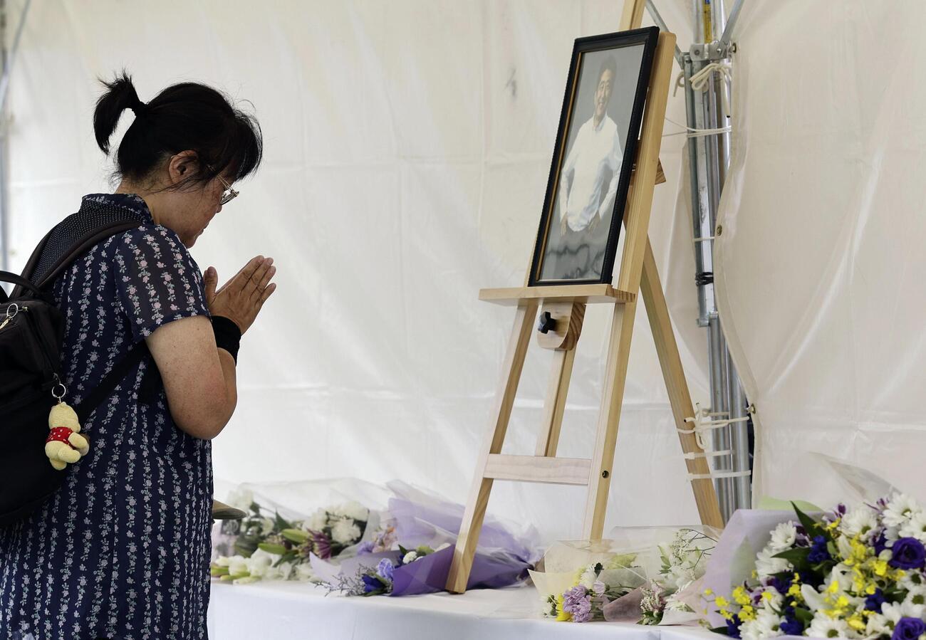 安倍元首相銃撃事件から4年、現場付近の献花台で手を合わせる人＝8日午前、奈良市（共同）