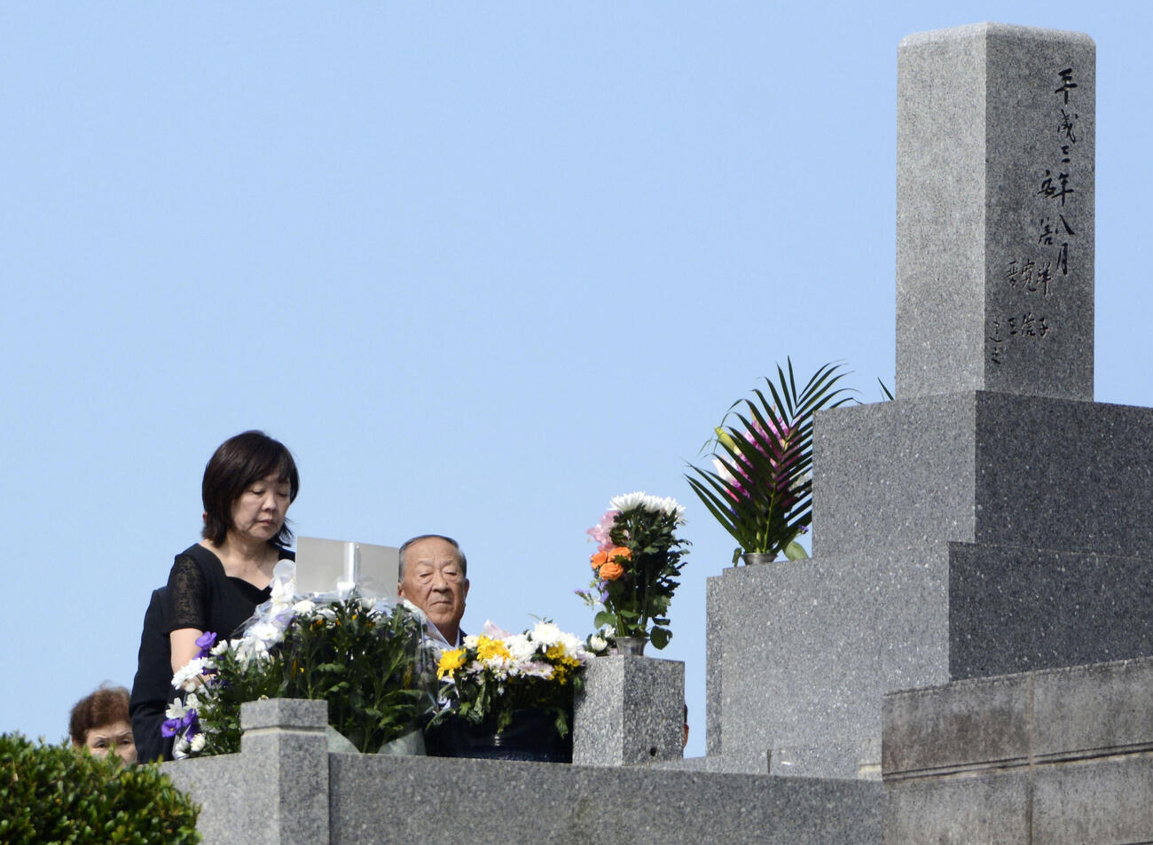 安倍元首相の墓参りをする妻昭恵さん（共同）