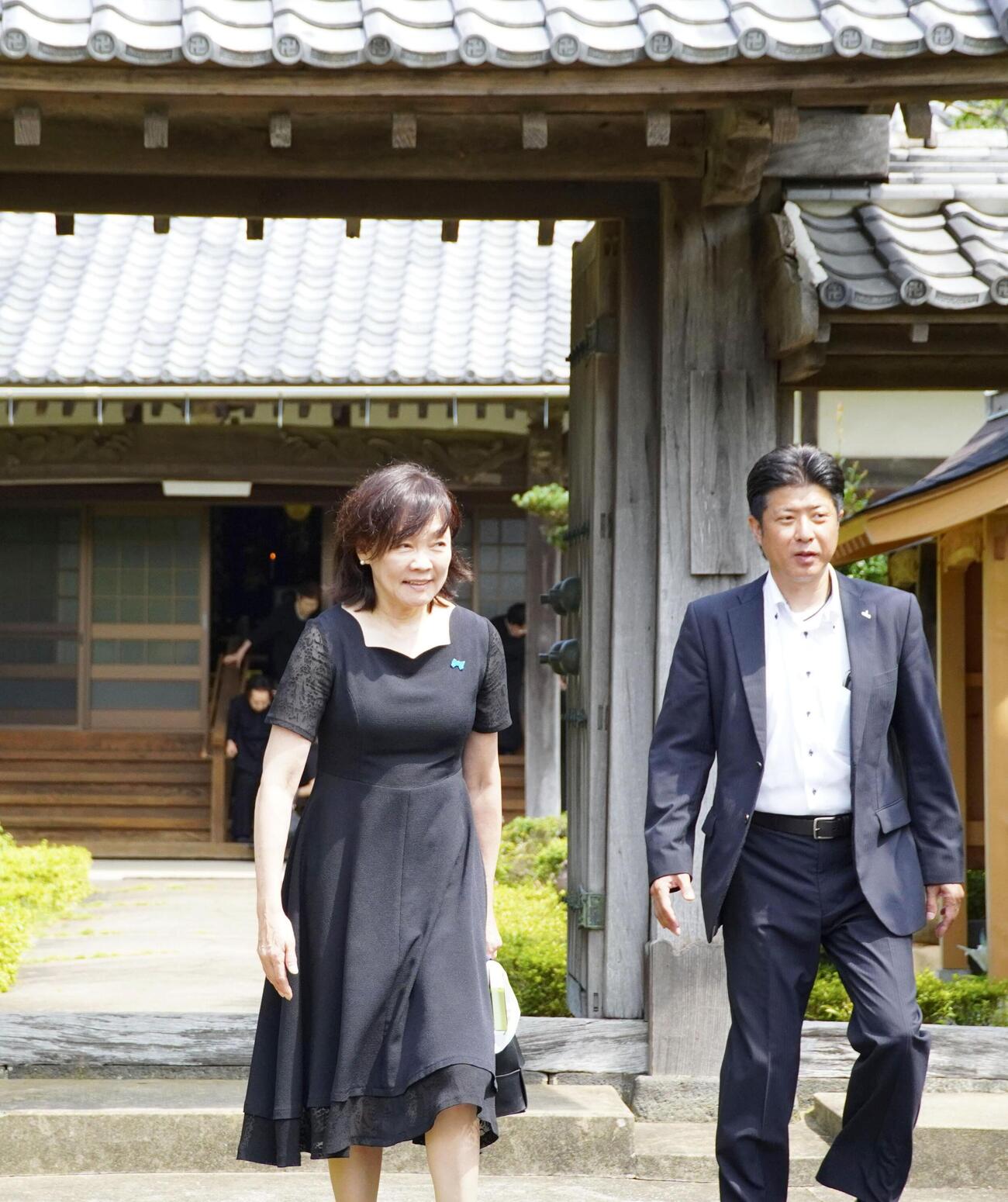安倍元首相の法要に参列した妻昭恵さん（左）＝8日午前、山口県長門市（共同）