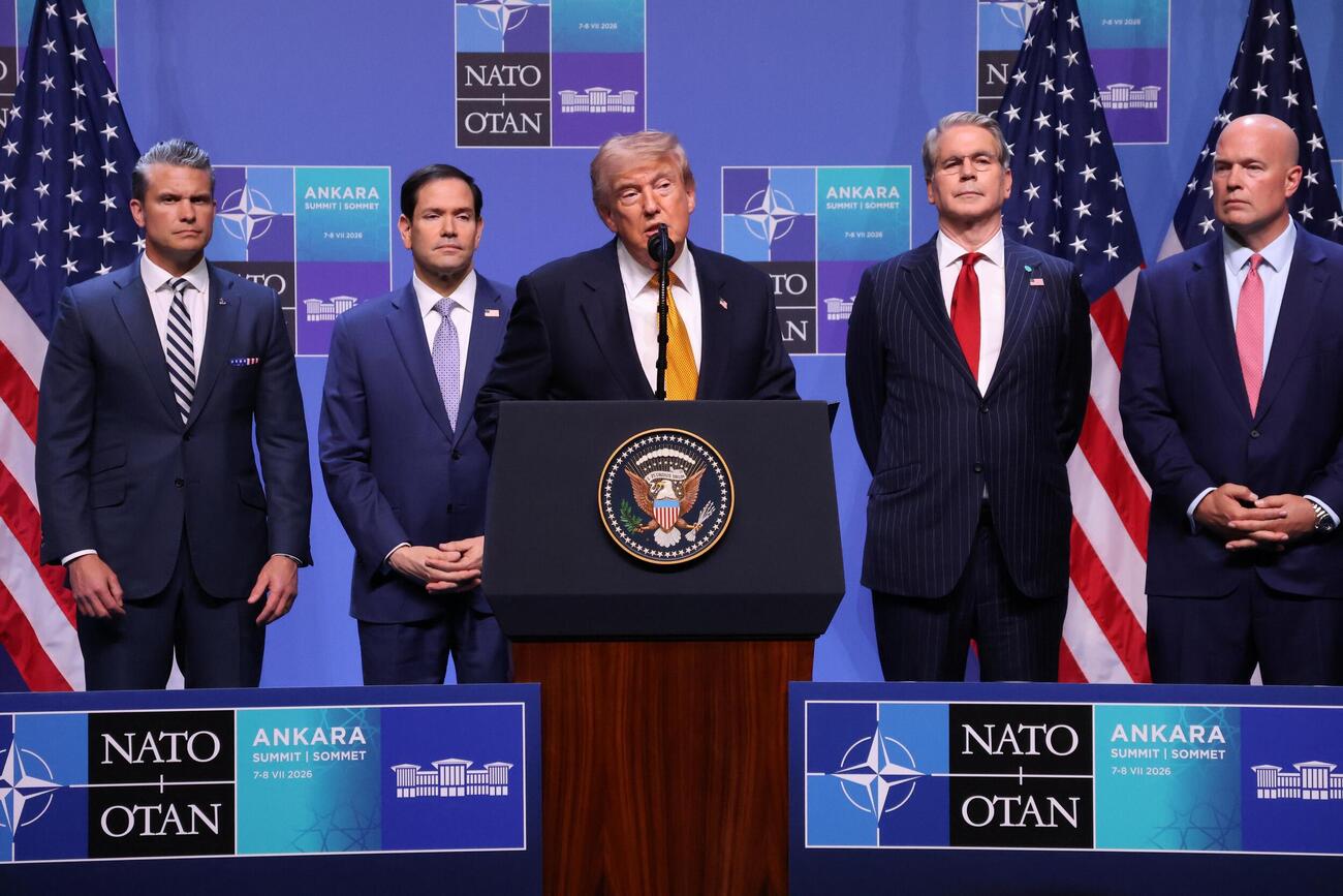 8日、トルコ・アンカラで開かれたNATO首脳会議終了後に記者会見するトランプ米大統領（中央）（共同）