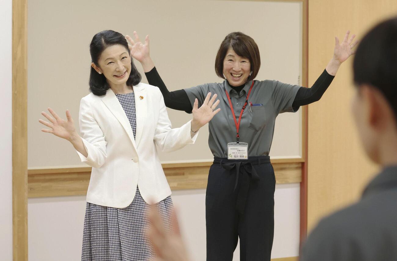 「伯耆みらい」のレクリエーション活動を視察される紀子さま（代表撮影）