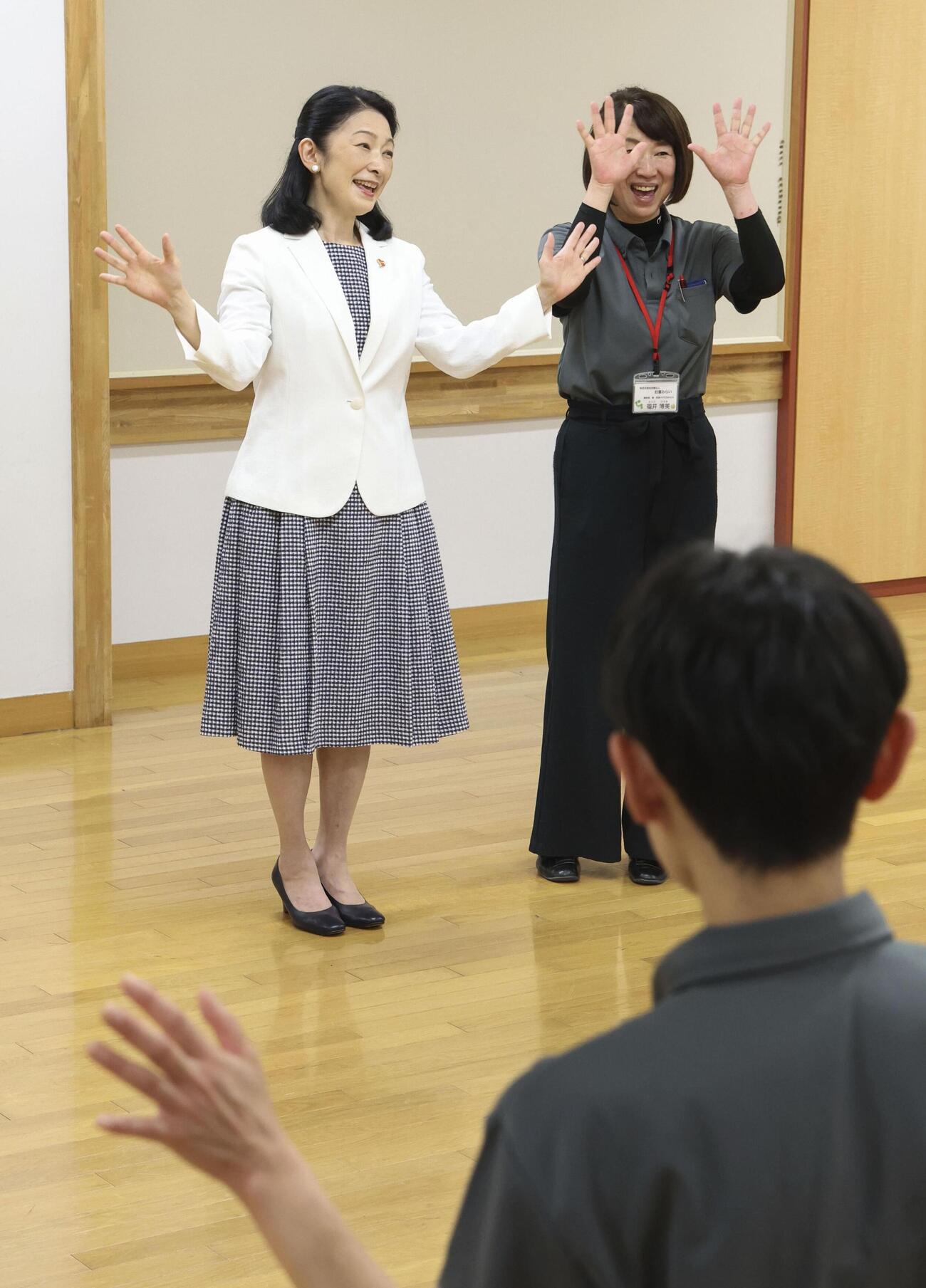 「伯耆みらい」のレクリエーション活動を視察される紀子さま（代表撮影）