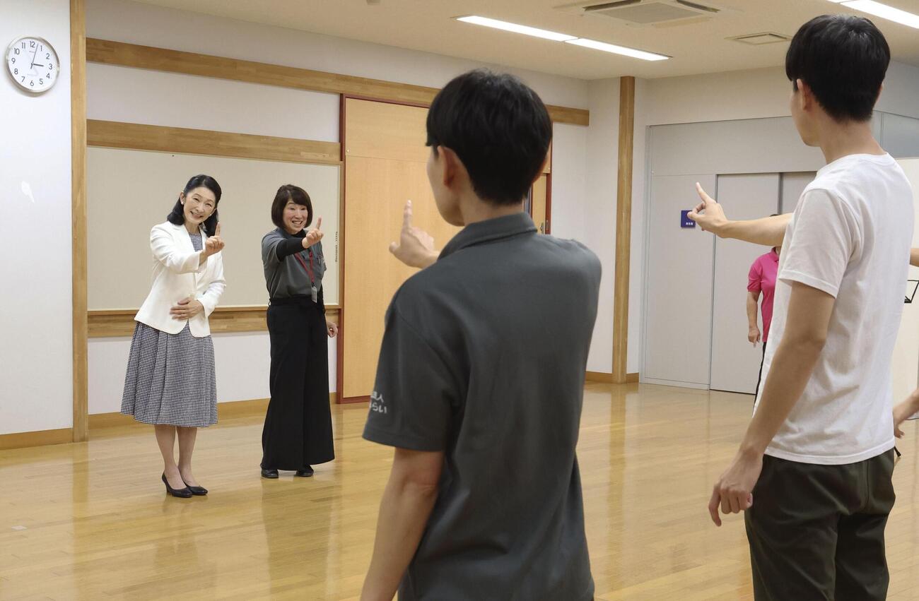 「伯耆みらい」のレクリエーション活動を視察される紀子さま（代表撮影）