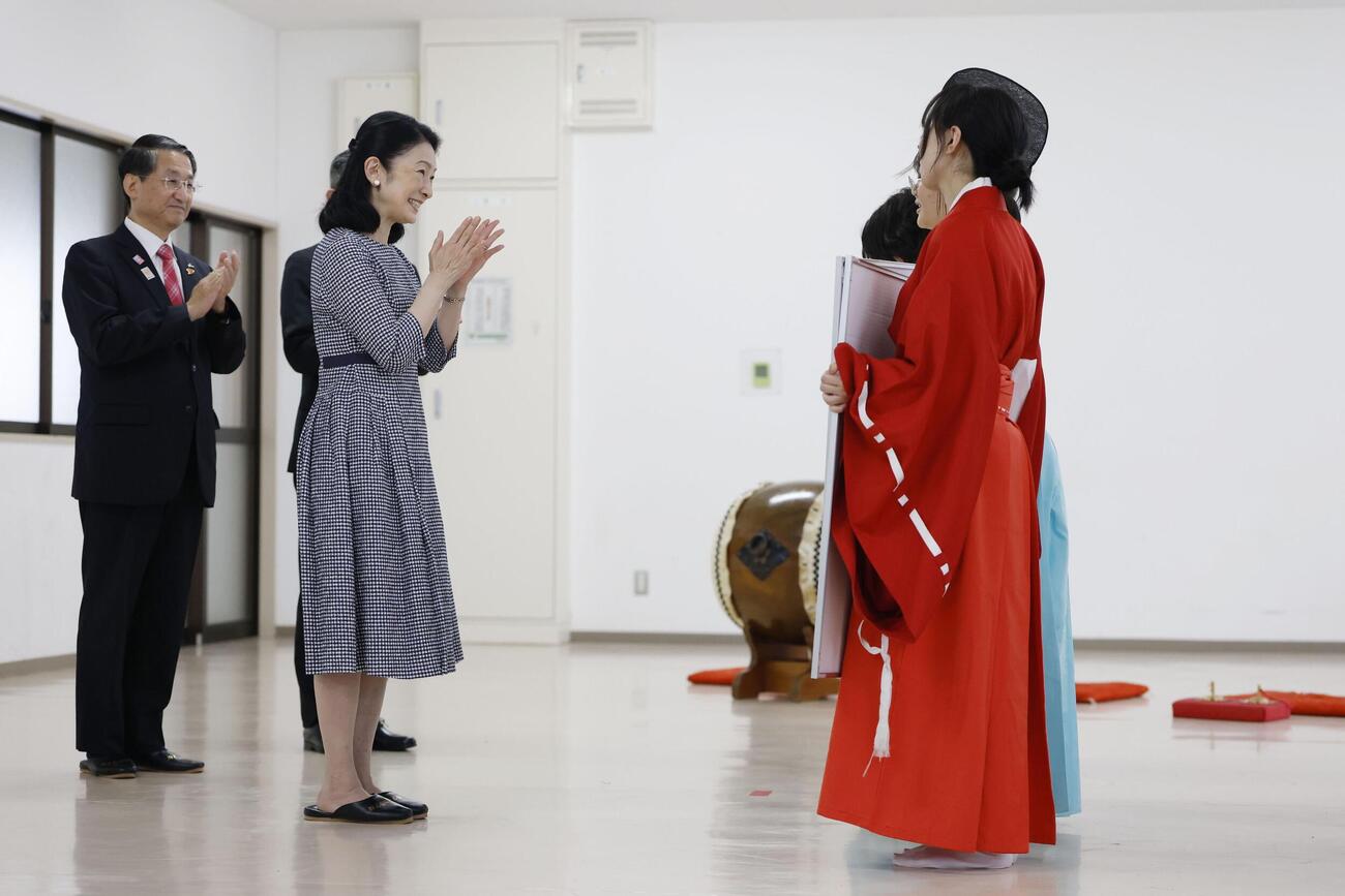 鳥取県立日野高を訪問し、生徒らと交流される紀子さま（共同）