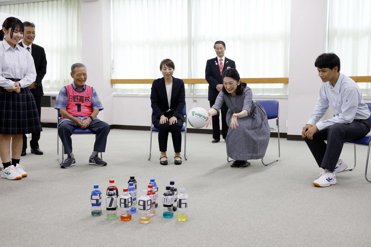 鳥取県立日野高を訪問し、生徒らと交流される紀子さま（共同）