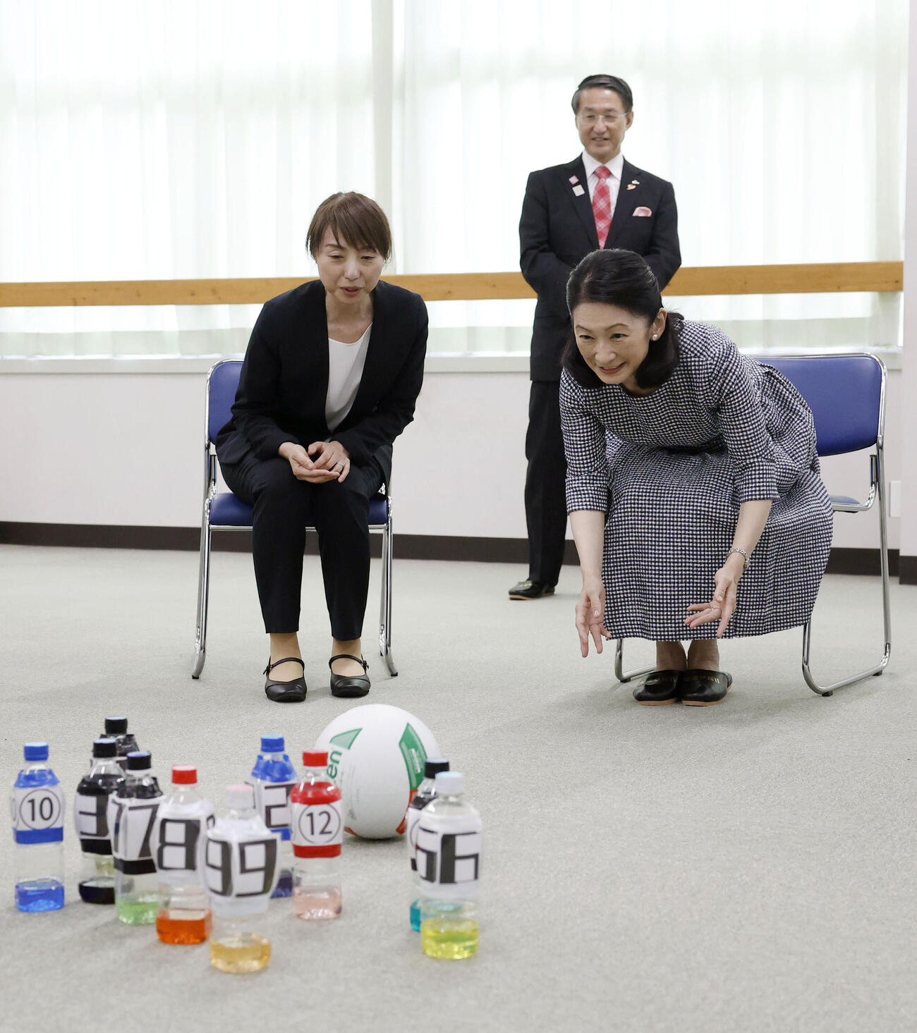 鳥取県立日野高を訪問し、ゲームに参加される紀子さま（共同）