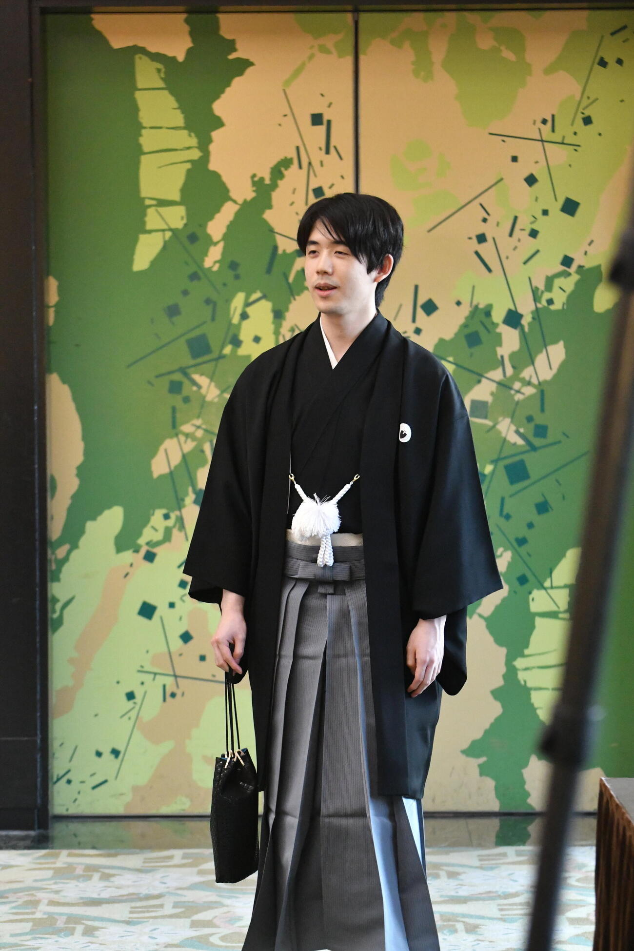 就位式に入場する藤井聡太王将