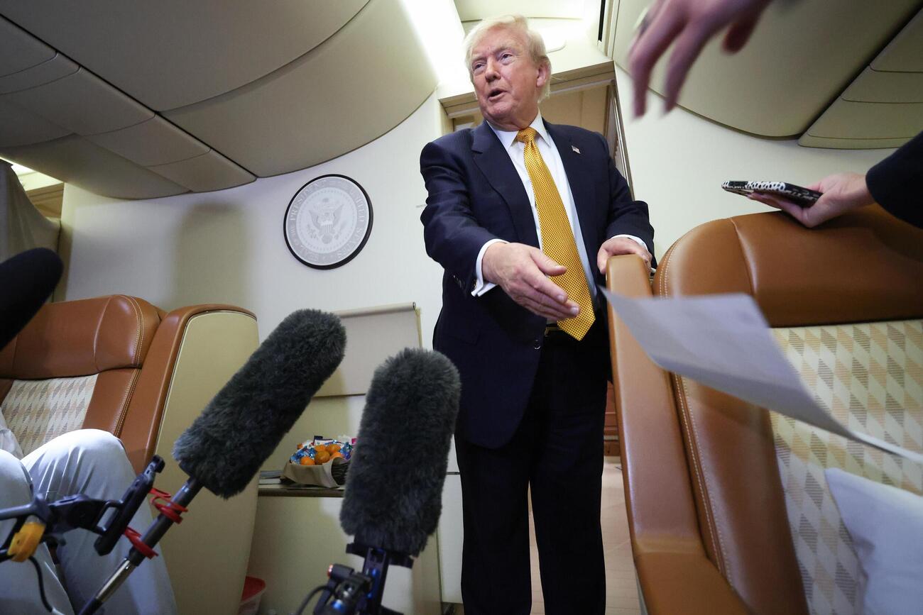 英国から米国へ飛行中の新たな大統領専用機内で、記者団に話すトランプ米大統領＝8日（ゲッティ＝共同）