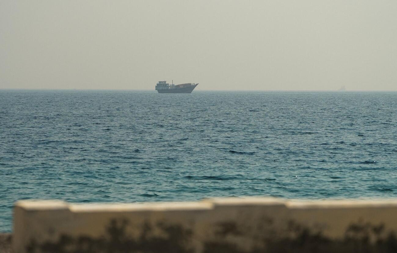 ホルムズ海峡に浮かぶ船（7月9日、ロイター＝共同）
