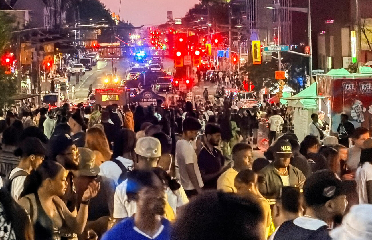 路上で開かれていた音楽イベントで銃撃事件が発生し、2人が死亡したトロントの様子（ロイター）