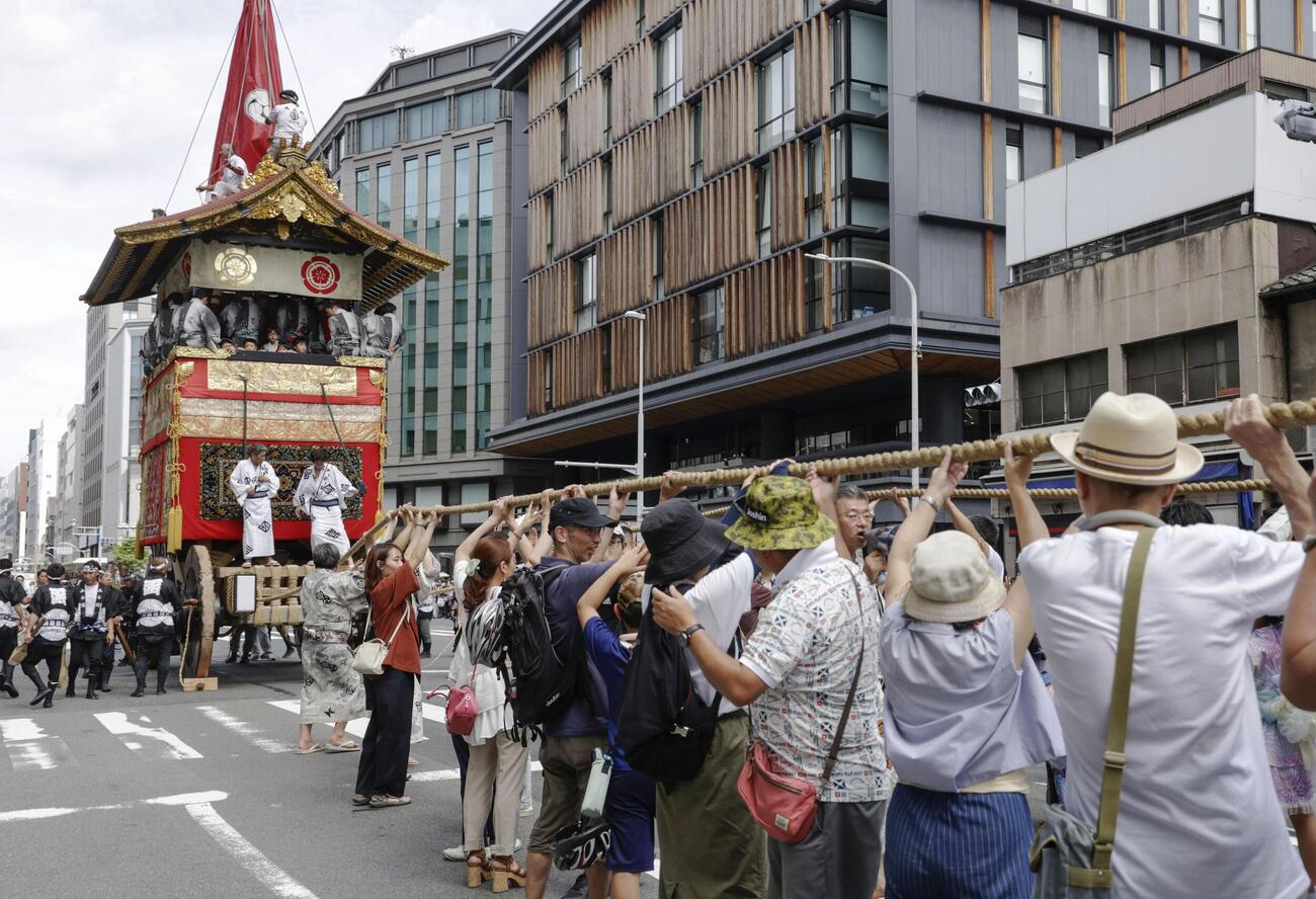 祇園祭前祭の山鉾巡行を前に行われた函谷鉾の「曳き初め」（共同）