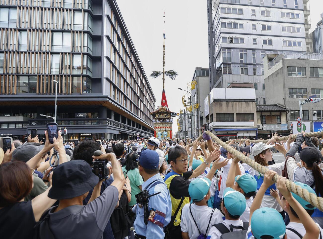 祇園祭前祭の山鉾巡行を前に行われた鶏鉾の「曳き初め」（共同）