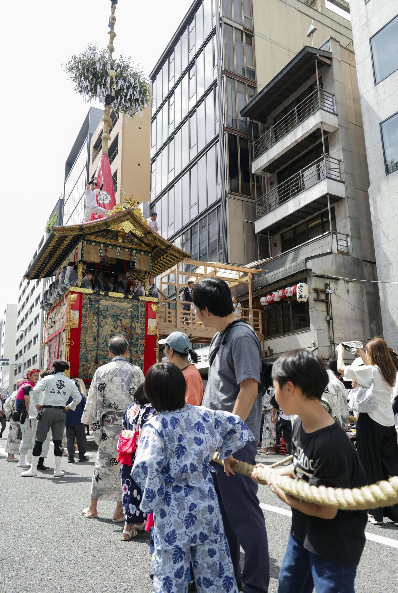 祇園祭前祭の山鉾巡行を前に行われた函谷鉾の「曳き初め」（共同）